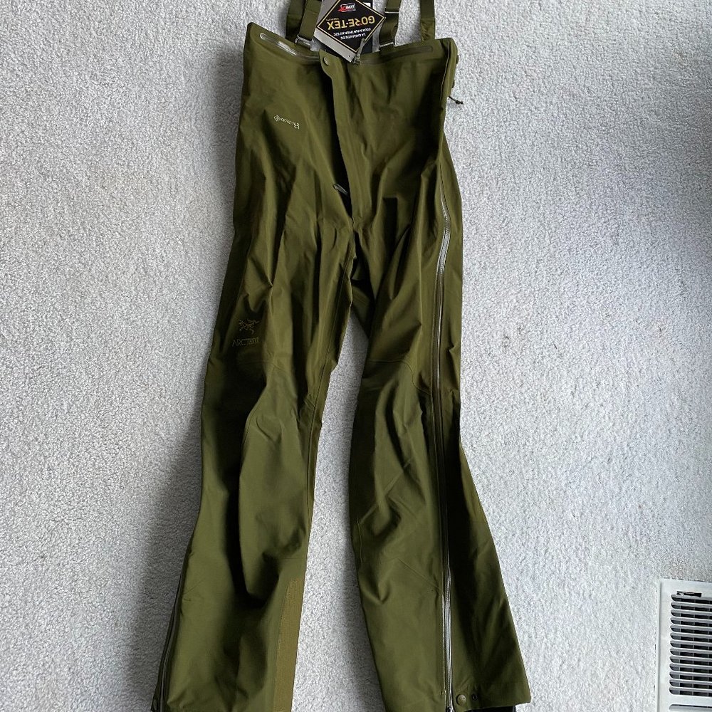 New Arcteryx BV Bibs w tags- Medium